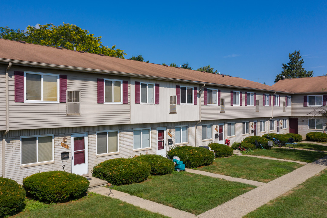 Canton Garden Apartments in Canton, MI - Building Photo