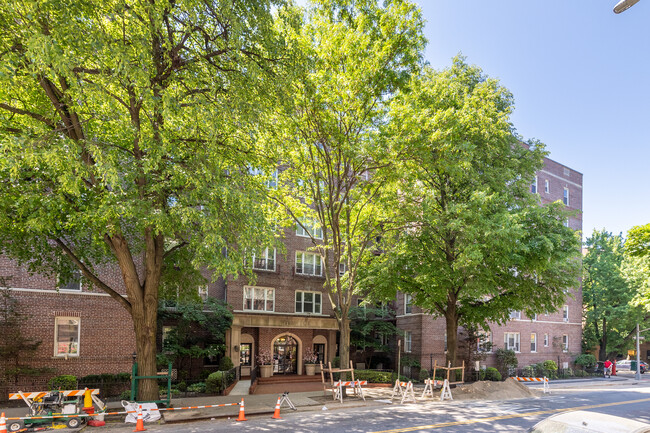 7612 35th Ave in Jackson Heights, NY - Foto de edificio - Building Photo