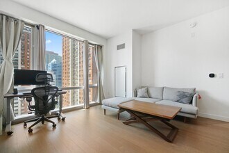 75 PARK Ln S in Jersey City, NJ - Building Photo - Building Photo