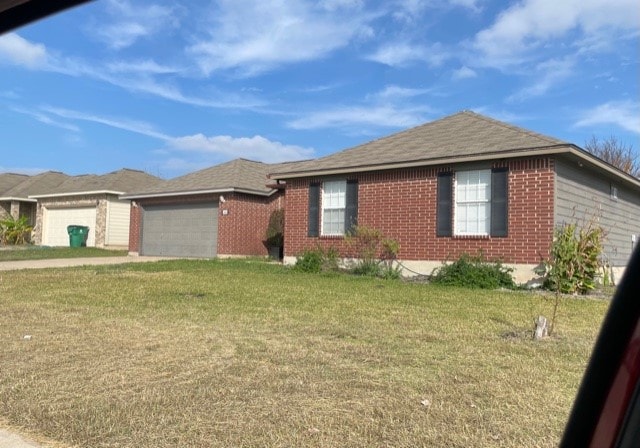 2404 Thomas St in Taylor, TX - Building Photo - Building Photo