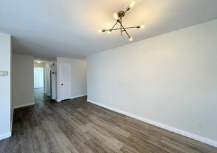 17531 Newland St, Unit 17531 Newland St Apt C in Huntington Beach, CA - Building Photo - Building Photo