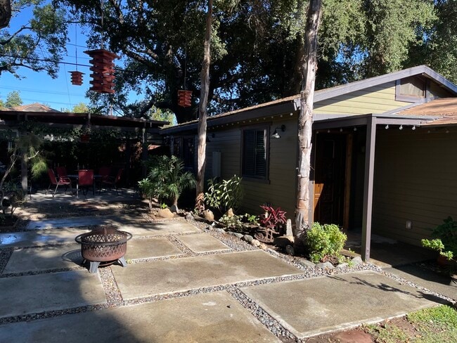 property at 860 N Mar Vista Ave