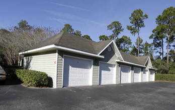 Amelia Lakes Luxury Condominiums in Fernandina Beach, FL - Foto de edificio - Building Photo