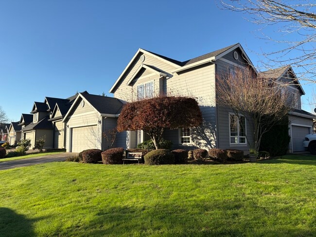 1925 NW Woodland Dr in McMinnville, OR - Foto de edificio - Building Photo