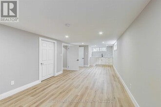 95 Cardinal Dr in Hamilton, ON - Building Photo - Building Photo
