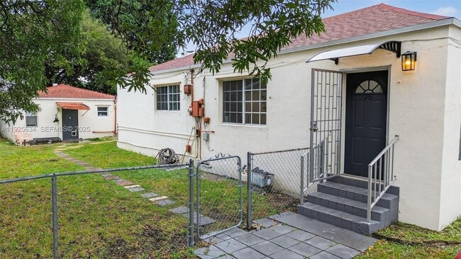 321 NE 169th St in North Miami Beach, FL - Building Photo - Building Photo