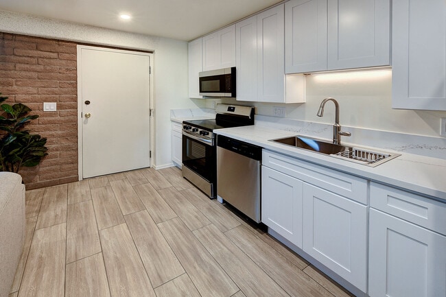 University Arms Apartments in Tucson, AZ - Building Photo - Building Photo