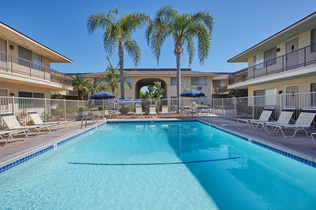 Balboa Apartments in Anaheim, CA - Building Photo