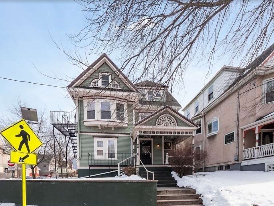 103 College Ave, Unit #1 in Somerville, MA - Building Photo
