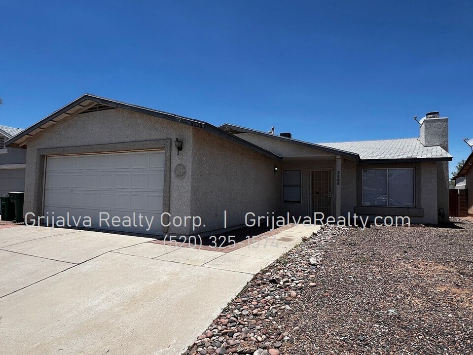 9225 N Hampshire Dr in Tucson, AZ - Building Photo