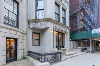 4 E 64th St in New York, NY - Building Photo - Building Photo