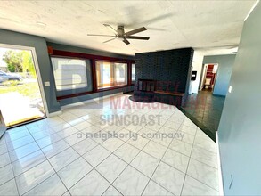 563 Parkview Dr in Sarasota, FL - Building Photo - Building Photo