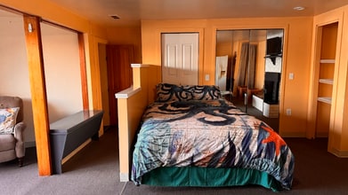 12590 Seabeck Hwy NW in Seabeck, WA - Foto de edificio - Building Photo