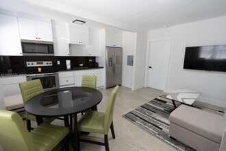 1002 NW 74th St in Miami, FL - Building Photo - Building Photo