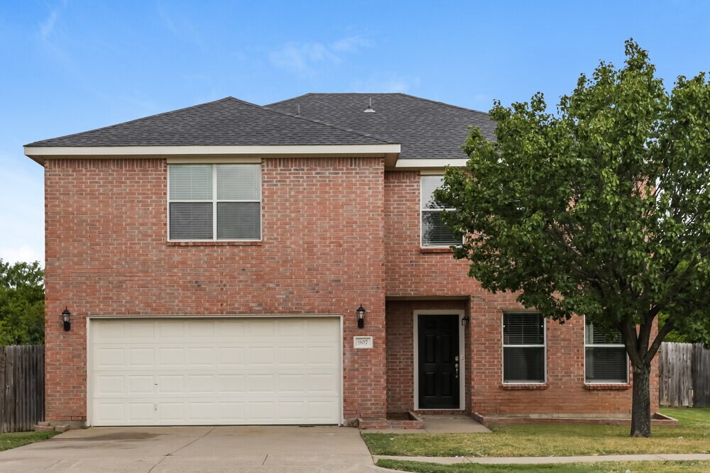 907 Blue Sky Dr in Arlington, TX - Building Photo