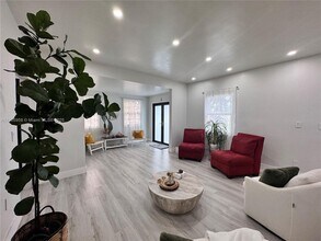 6159 SW 22nd St in Miami, FL - Foto de edificio - Building Photo