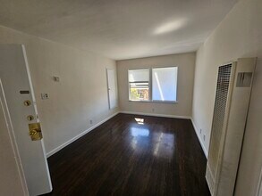 1448 S Dunsmuir Ave, Unit 1448 in Los Angeles, CA - Foto de edificio - Building Photo