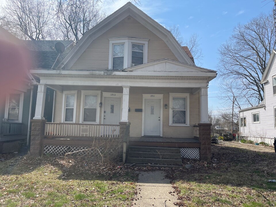 1911 S 7th St in Springfield, IL - Foto de edificio