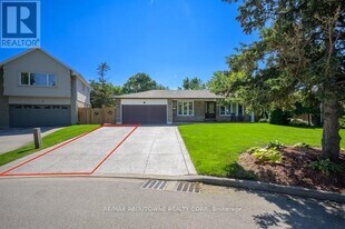 2444 Woburn Crescent in Oakville, ON - Building Photo