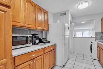 2425 Ashdale Dr in Austin, TX - Building Photo - Building Photo