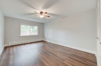 2323 S Goebbert Rd in Arlington Heights, IL - Building Photo - Building Photo