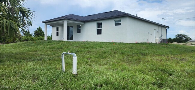 1050 Eisenhower Blvd in Lehigh Acres, FL - Building Photo - Building Photo