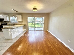 110 Sawtooth Dr in Valrico, FL - Foto de edificio - Building Photo