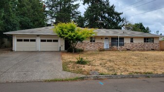1302 Otter Ln in Oregon City, OR - Building Photo