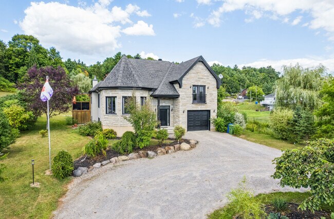 11 Cléophas-Scantland Ch in Val-des-monts, QC - Building Photo - Building Photo