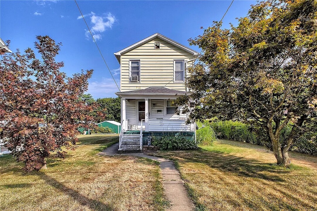 227 Loyalhanna Ave in Latrobe, PA - Foto de edificio