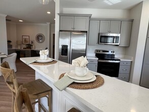 74 Rockingham Rd in Derry, NH - Building Photo - Building Photo