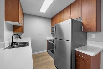 Surf House Apartments in Huntington Beach, CA - Foto de edificio - Building Photo