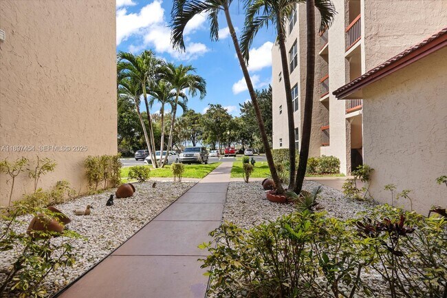 9451 Evergreen Pl in Davie, FL - Foto de edificio - Building Photo