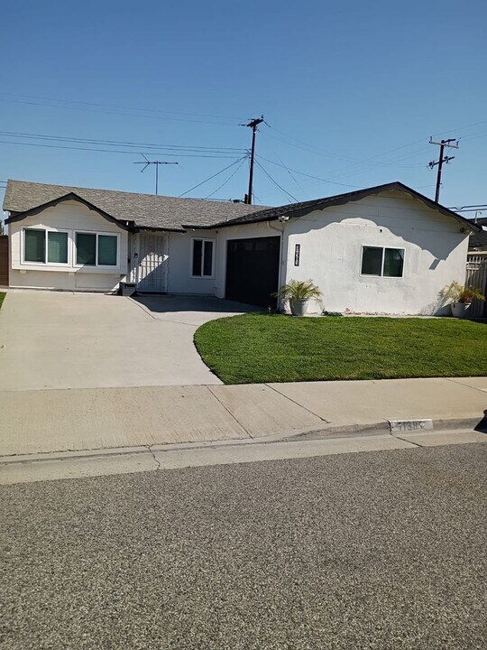 11381 Walcroft St in Lakewood, CA - Building Photo