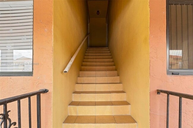 2735 W 61st Pl, Unit 204 in Hialeah, FL - Building Photo - Building Photo