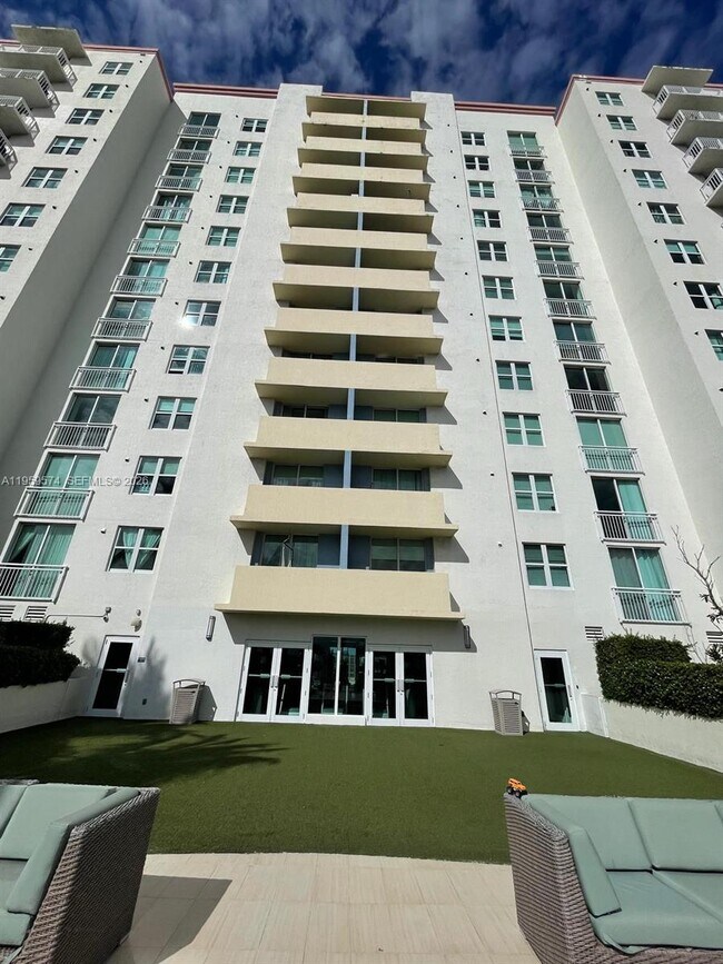 3000 Coral Way, Unit 1006 in Coral Gables, FL - Foto de edificio - Building Photo