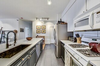 330 N Jefferson St, Unit 903 in Chicago, IL - Building Photo - Building Photo