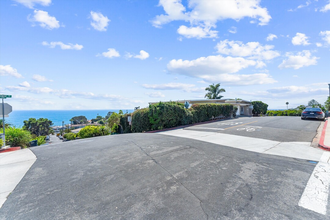 1445 Hillcrest Dr in Laguna Beach, CA - Building Photo