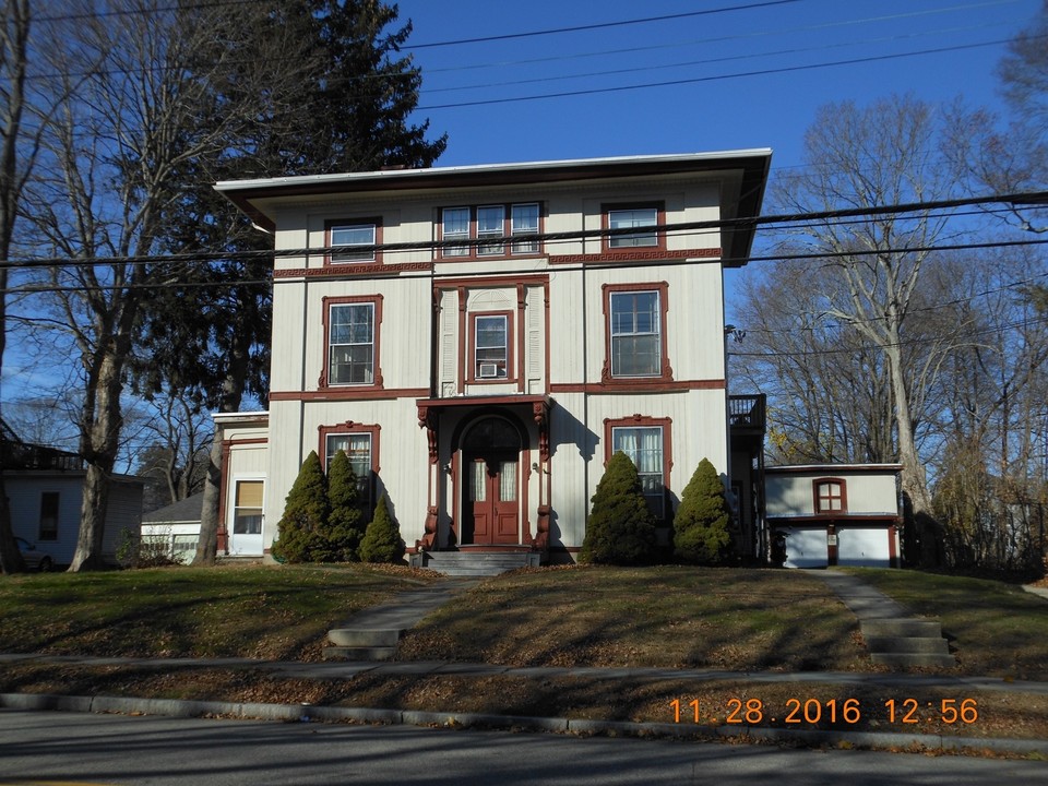 56 Broad St in Norwich, CT - Foto de edificio