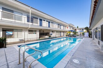 Carson Oakwood Apartments in Sherman Oaks, CA - Building Photo - Building Photo