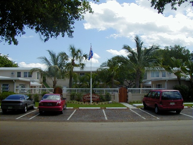 Victoria Place Courtyard Apartments in Fort Lauderdale, FL - Building Photo - Building Photo