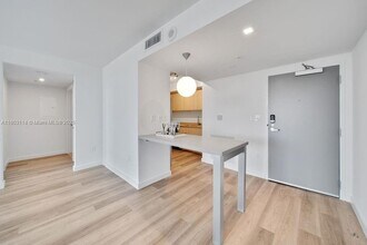 1500 Bay Rd, Unit M-0915 in Miami Beach, FL - Building Photo - Building Photo