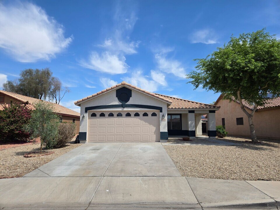 15736 W Crocus Dr in Surprise, AZ - Building Photo
