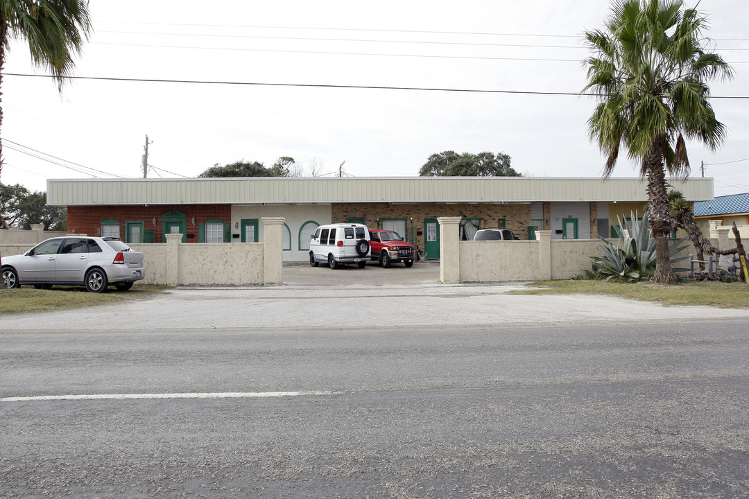 Palm Center Apartments in Aransas Pass, TX - Foto de edificio