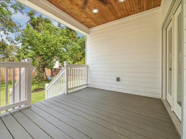 property at 915 E 37th St