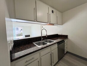 3715 S Canfield Ave, Unit 204 in Los Angeles, CA - Building Photo - Building Photo