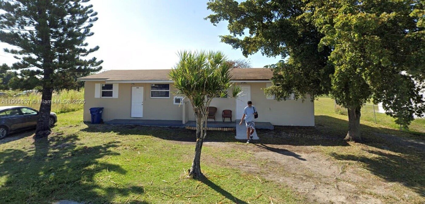 11800 SW 212th St in Miami, FL - Building Photo