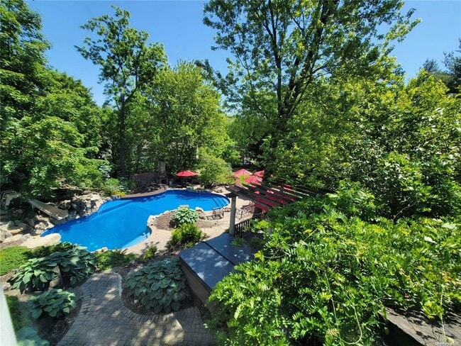 9 Lone Hill Pl in Dix Hills, NY - Building Photo - Building Photo