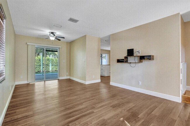 11567 N Open Ct in Hollywood, FL - Building Photo - Building Photo