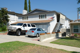 714 E Orange Grove Ave in Burbank, CA - Building Photo - Building Photo